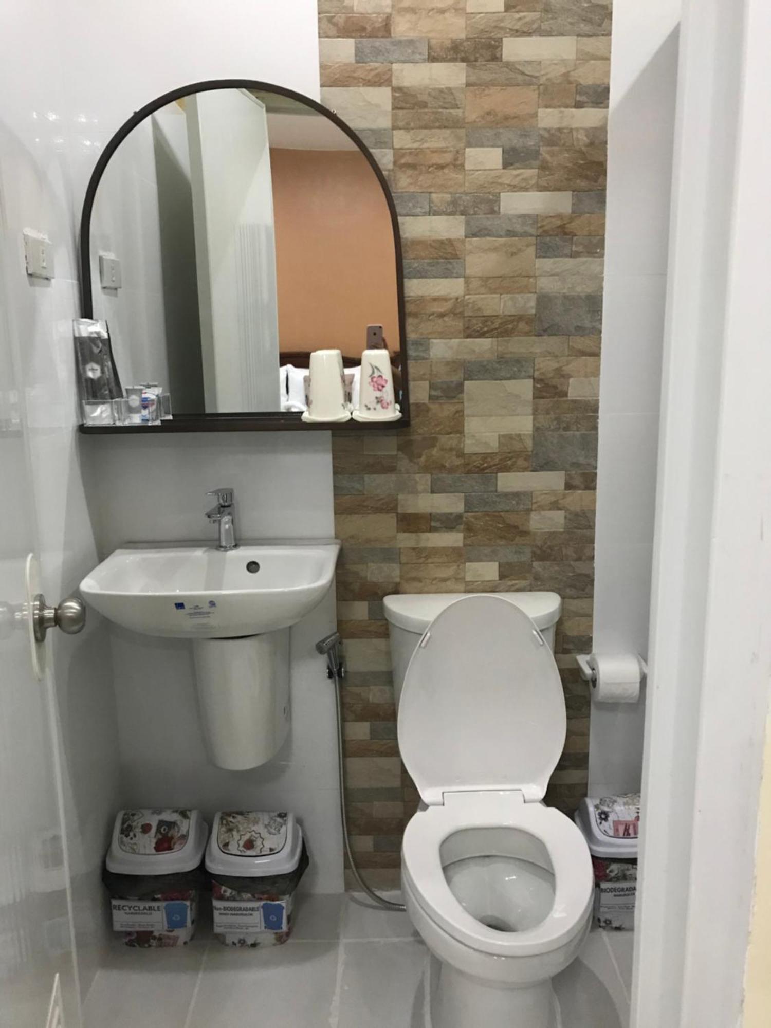 Charos Dormitel Hotell Dumaguete City Exteriör bild